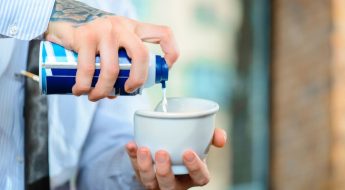 Oubliez la mousse à raser en aérosol ! Et optez plutôt pour un savon ou une crème de rasage