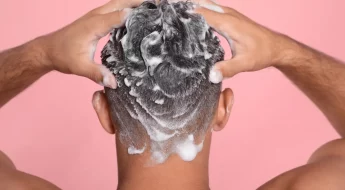 Guide complet du gommage du cuir chevelu pour homme