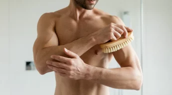 Brossage à sec bienfaits et astuces pour une peau revitalisée