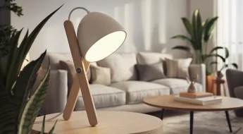 Lampe de luminothérapie design en bois et métal dans un salon moderne