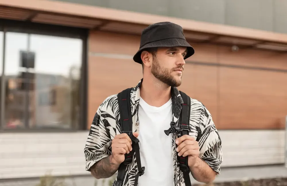 Comment bien choisir son bob homme pour cet été