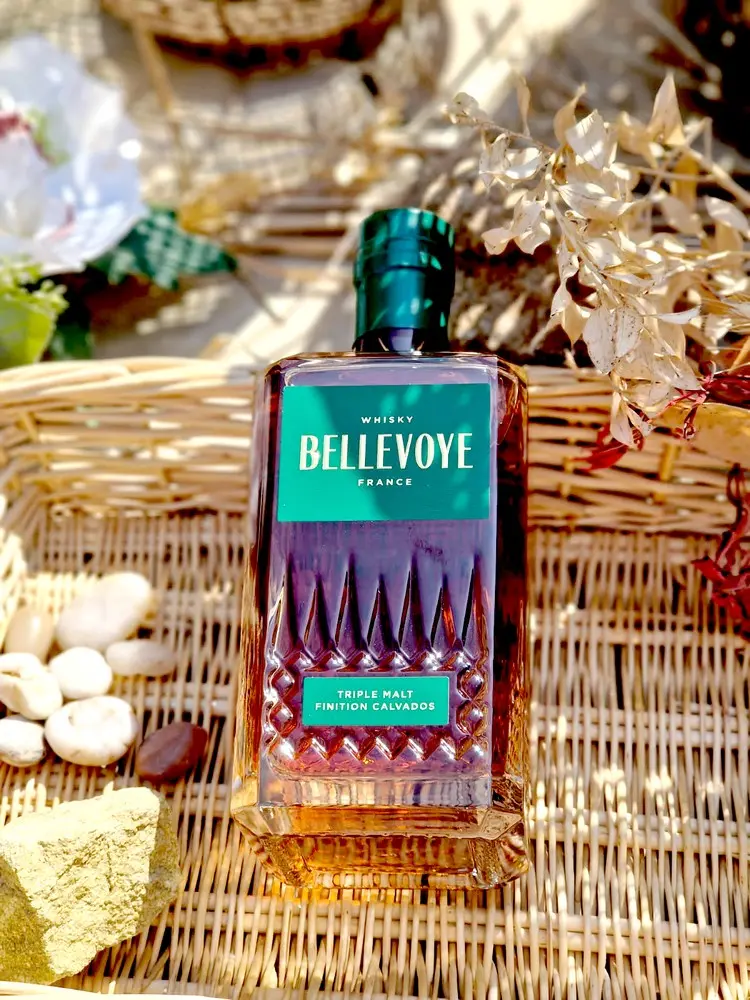 Bouteille élégante du premier whisky français affiné au Calvados normand
