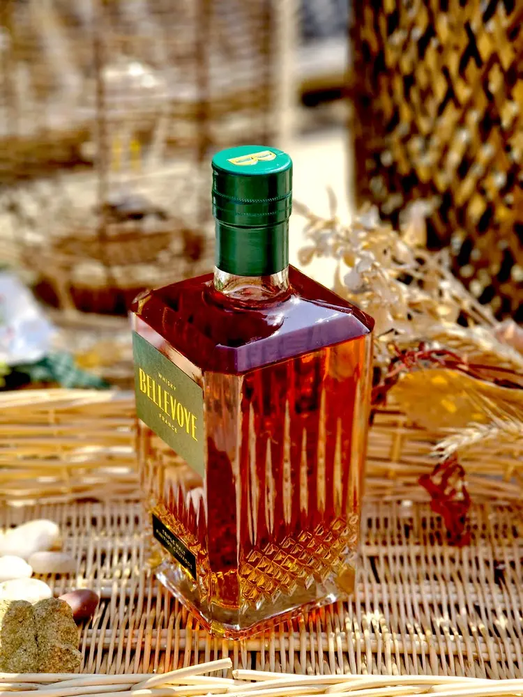 Bouteille de whisky Bellevoye Vert triple malt français finition Calvados 
