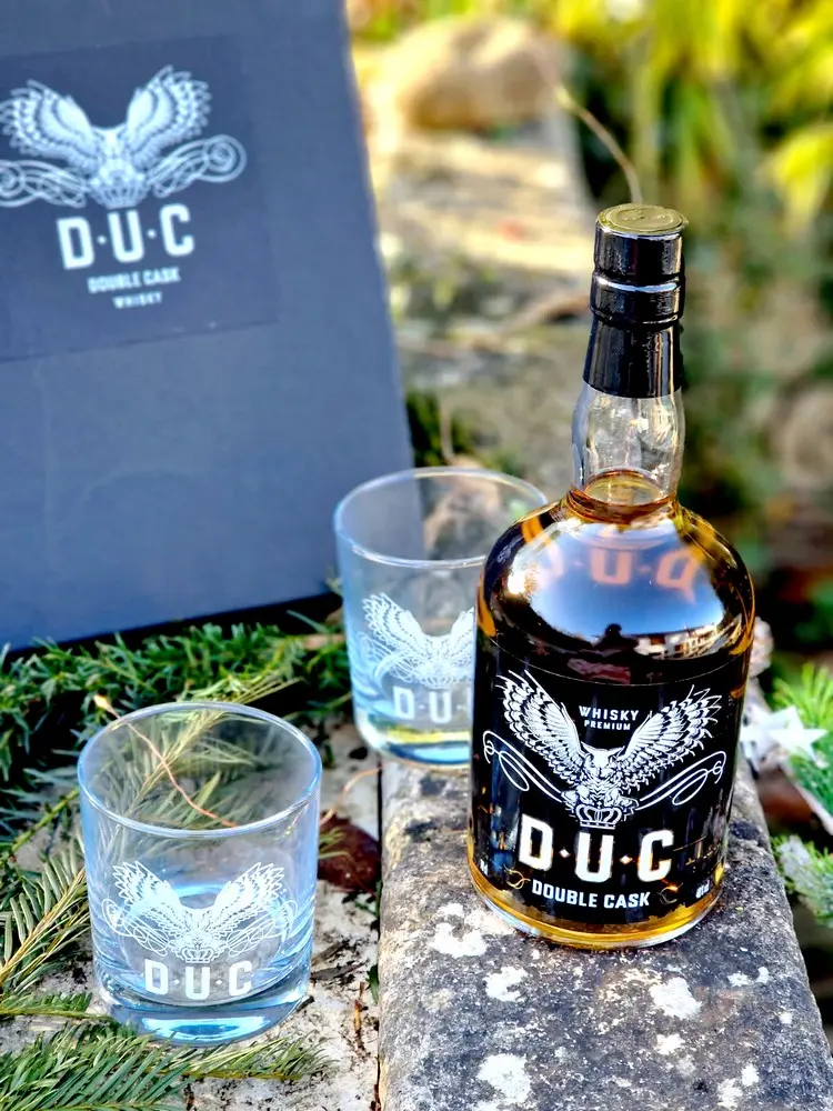 Détail du logo D.U.C gravé sur le coffret whisky français
