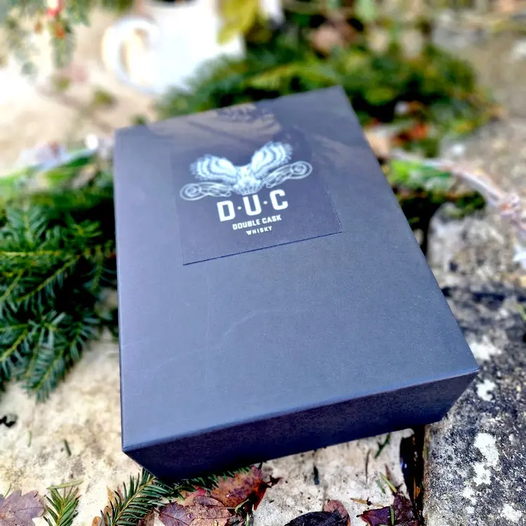 Bouteille D.U.C Double Cask posée dans son écrin collector