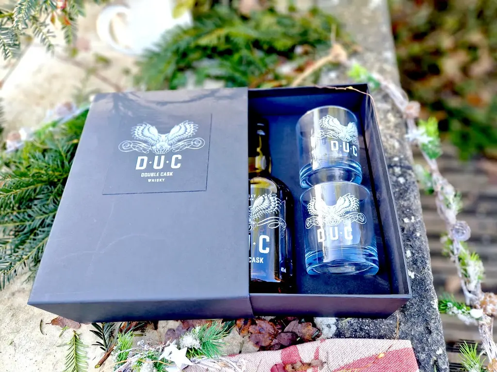Packaging noir sobre du coffret whisky D.U.C signé Booba