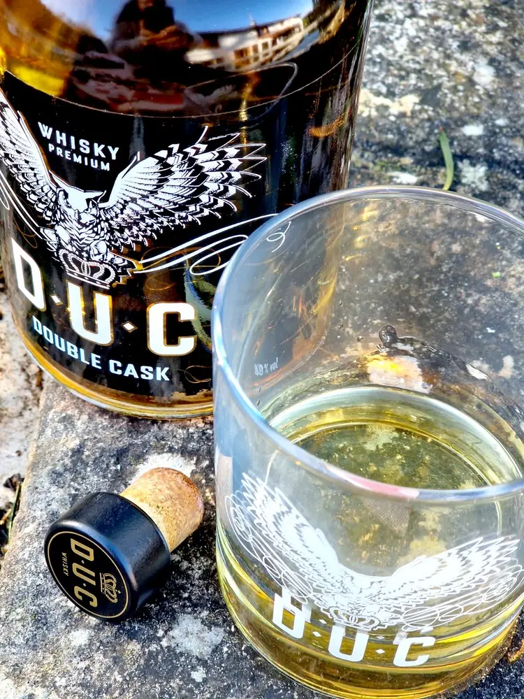 Gros plan sur l'étiquette D.U.C Double Cask mentionnant la double maturation