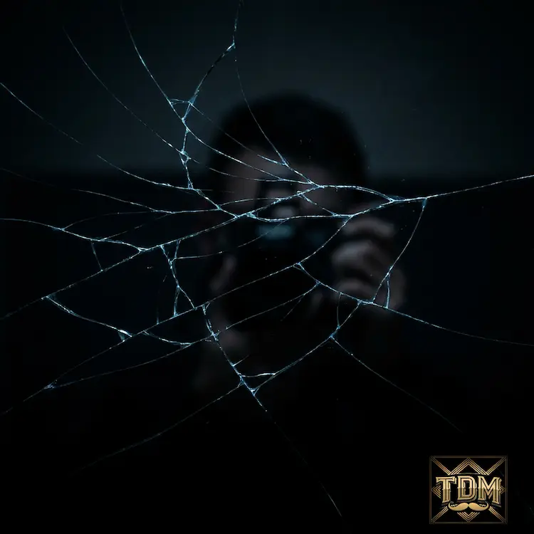 Fissures symbolisant fragilité identitaire masculine et perte confiance progressive