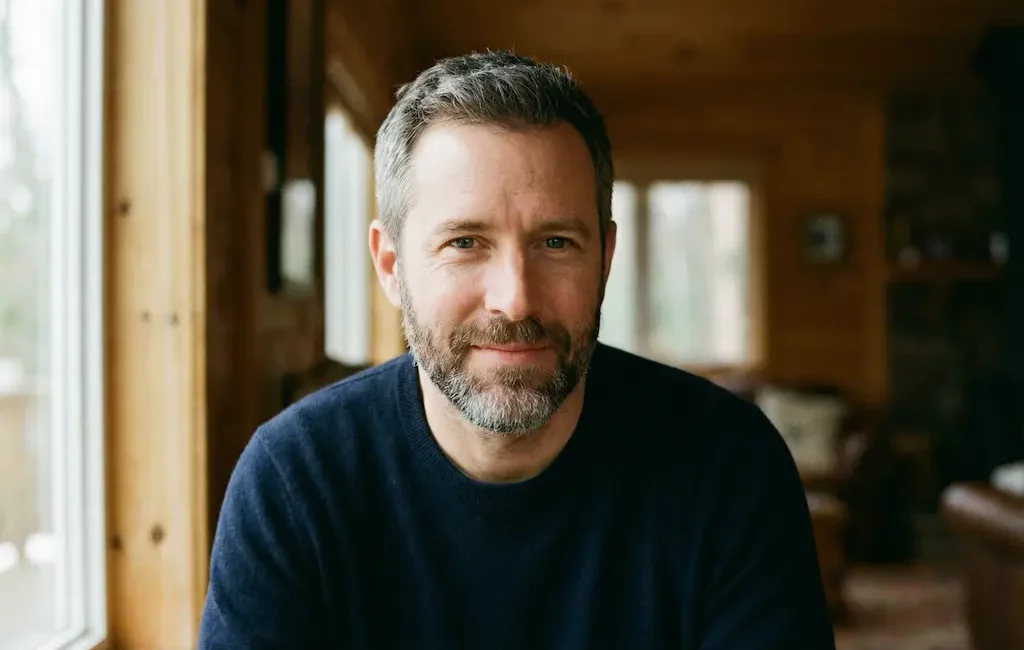 Homme confiant avec une barbe poivre et sel soignée