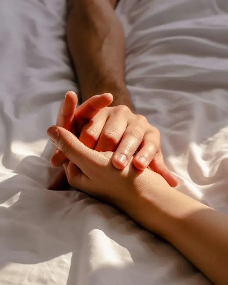  Mains enlacées pour illustrer la complicité amoureuse