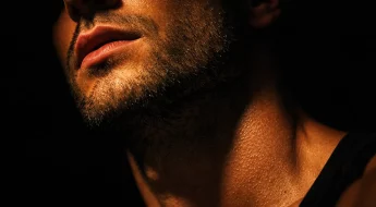 Silhouette profil masculin jawline dessinée lumière ambrée contrastée