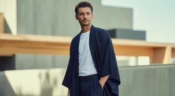 Homme élégant portant un kimono moderne en ville