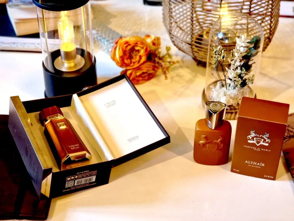 Flacons Liquid Brun French Avenue et Althaïr Parfums de Marly côte à côte