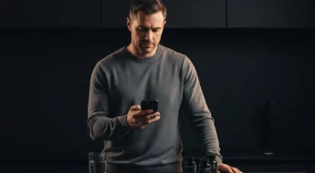 Homme 40 ans consultant ses données de biohacking