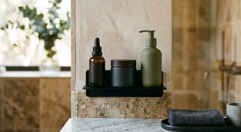 Routine skincare minimaliste homme sur étagère en marbre