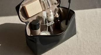 Trousse de toilette homme de voyage ouverte avec soins essentiels