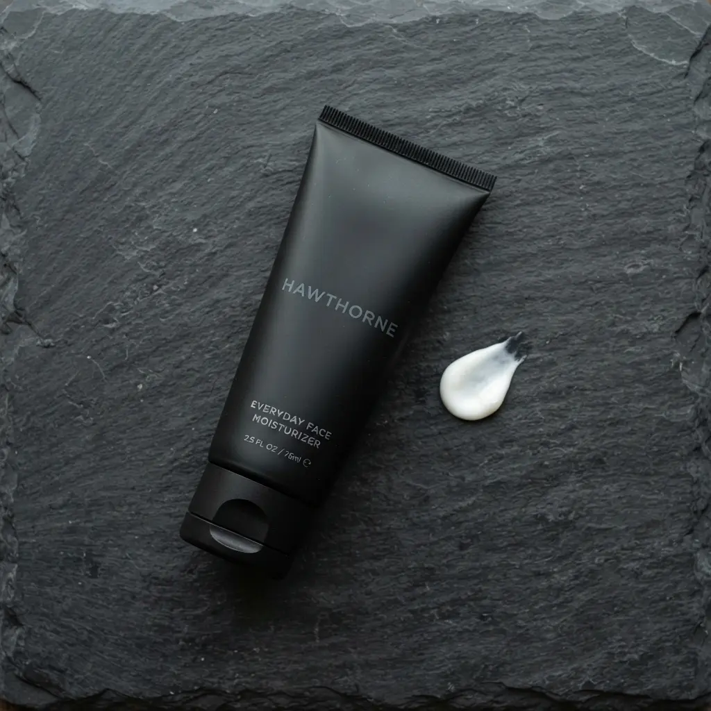 Tube de soin visage homme et texture fluide sur ardoise