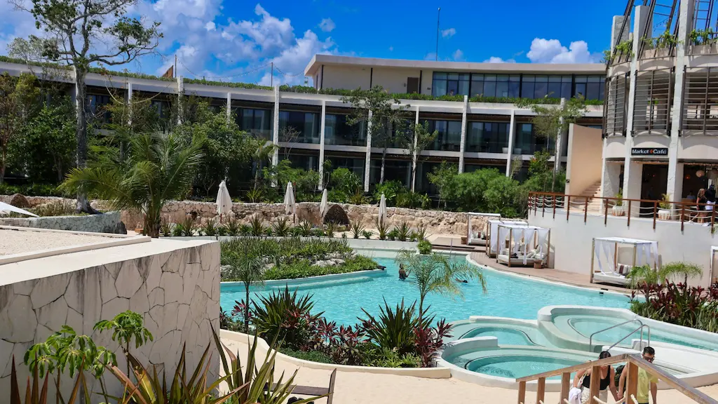 La piscine extérieure fait partie des incontournables du all inclusive