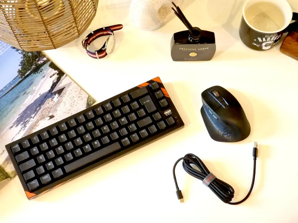 Clavier et souris CHERRY sur un bureau