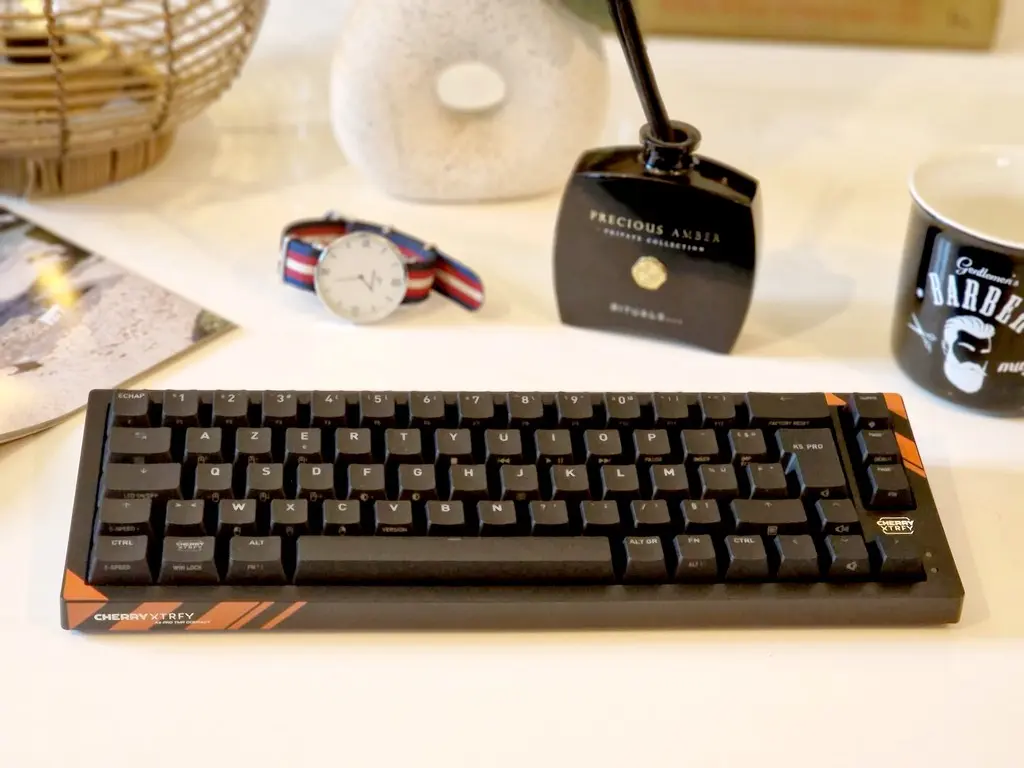 Clavier gaming CHERRY XTRFY K5 Pro TMR Compact sur un bureau